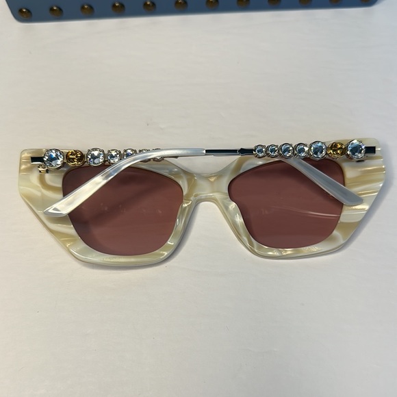 💯- New-Gucci Silver White ivory 0641 Crystal Cat Eye Runway Gg0641 Sunglass… - Picture 8 of 15